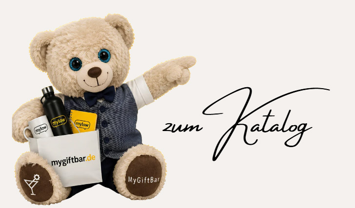 Bär zeigt auf den Katalog